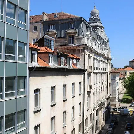 National Theater Top Floor Flat For Travelers *